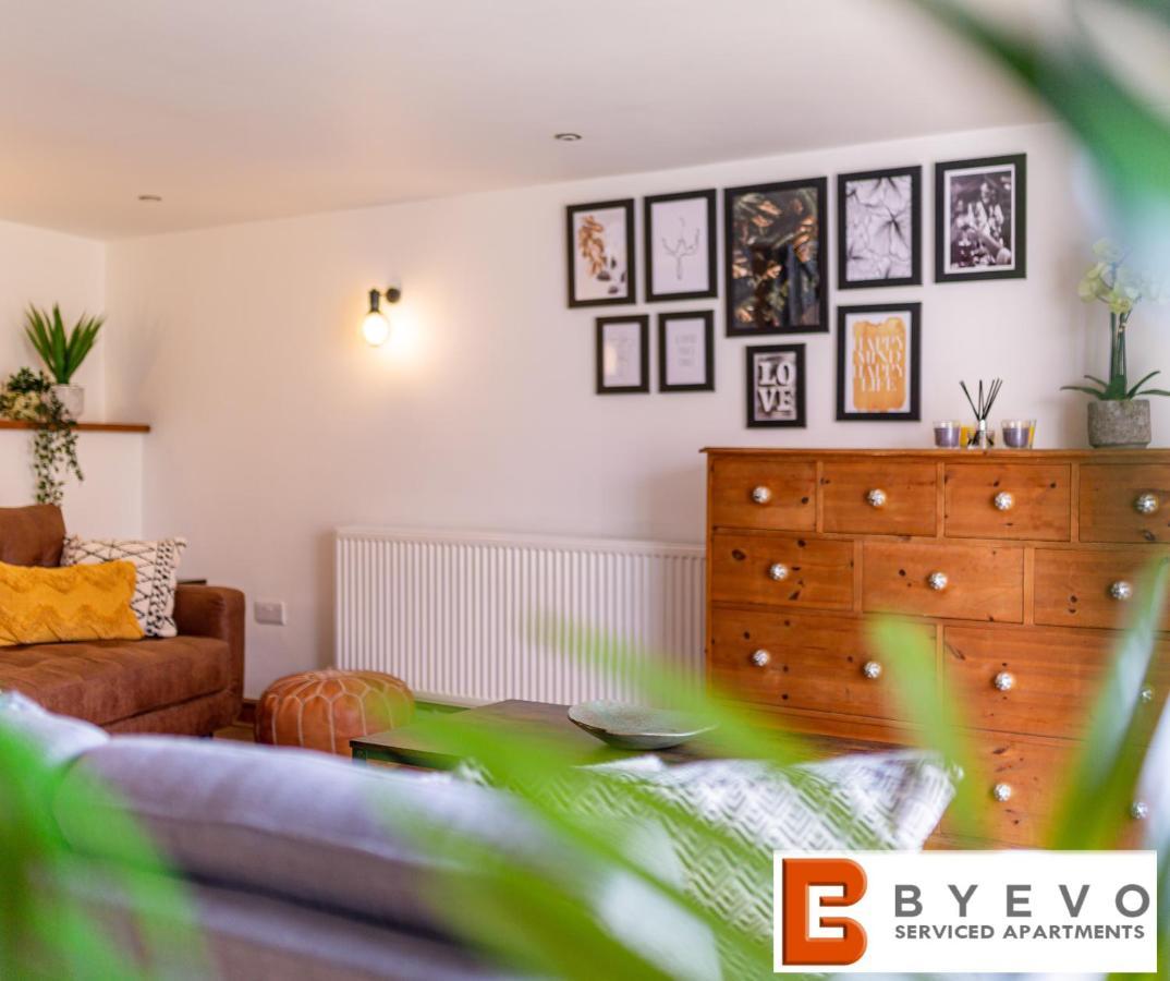 Byevo Oswestry Barn - Quirky Romantic Retreat Or Cosy Contractor Base Exterior photo